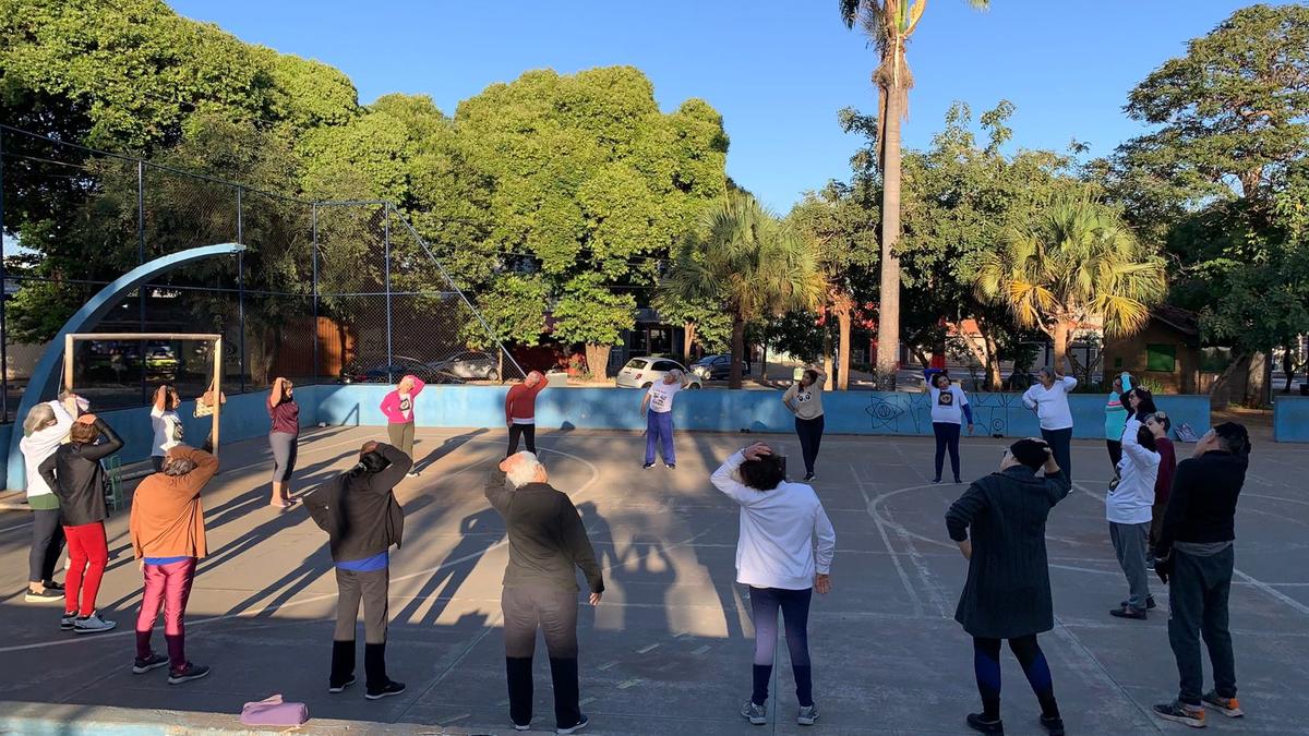 A dinâmica é ministrada pela professora de Educação Física da Funel, Franciele Rocha, às terças e quintas na Praça Carlos Gomes. (Foto/Bento Marques)