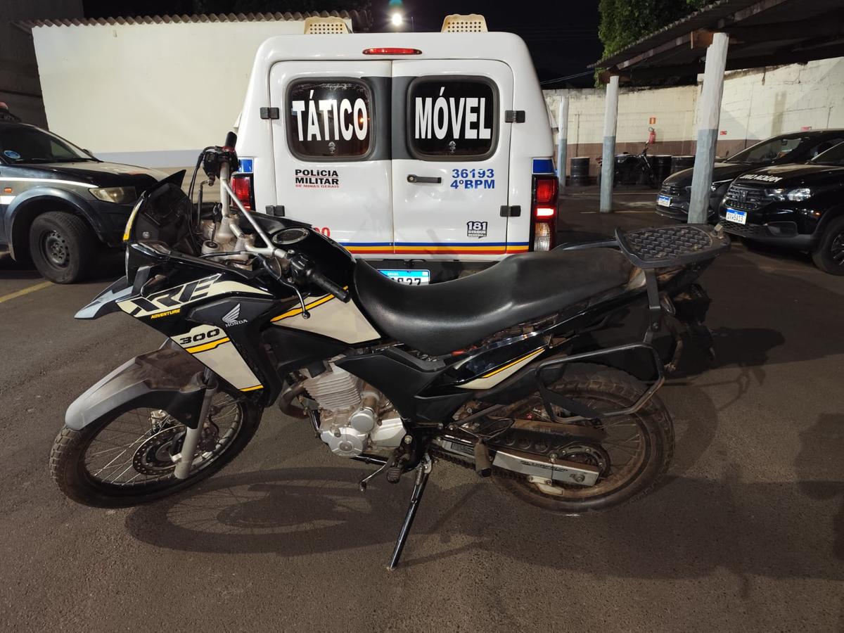 O suspeito trafegava em alta velocidade e sem a placa de identificação do veículo. (Foto/Divulgação)