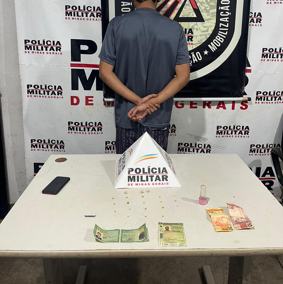 Durante a abordagem, os militares localizaram 18 pedras de crack, três invólucros de cocaína e dinheiro. (Foto/Divulgação)