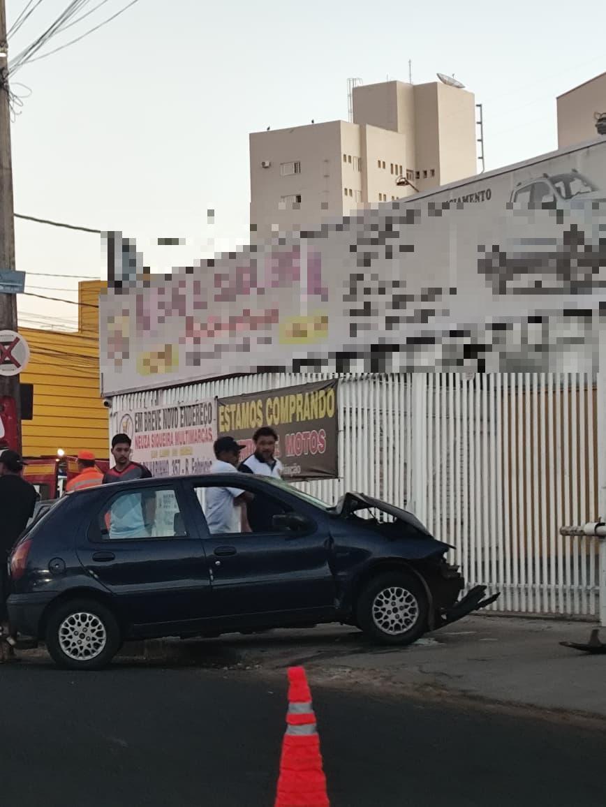 A colisão envolveu um Fiat Palio e um Chevrolet Meriva. (Foto/Reprodução)