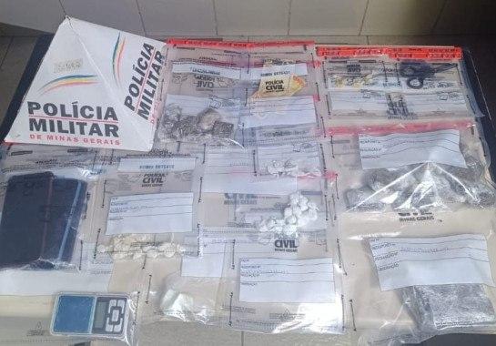 Segundo o boletim de ocorrência, os militares encontraram no local porções de maconha, crack e cocaína, dinheiro, três celulares e embalagens utilizadas para fracionar a droga 