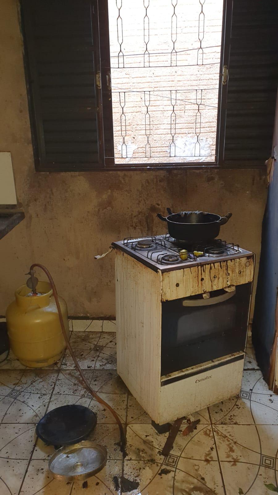 Apesar do susto, moradores conseguiram controlar as chamas antes da chegada do Corpo de Bombeiros (Foto/Divulgação)