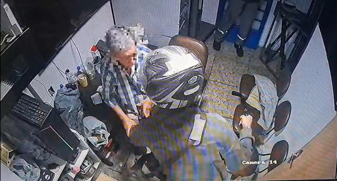 Assaltantes armados agridem comerciante e roubam dinheiro de distribuidora no bairro Leblon, em Uberaba (Foto/Divulgação)