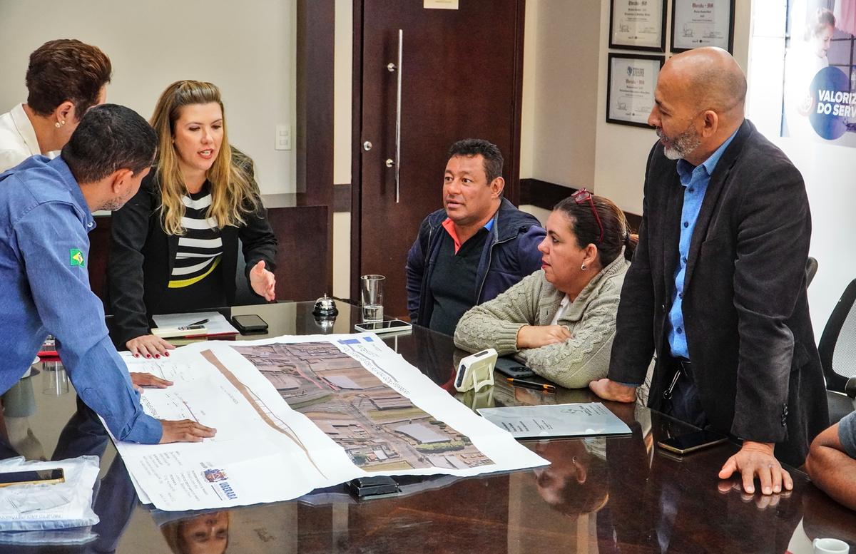 Prefeita Elisa recebeu ontem comissão de moradores do bairro Jardim Maracanã, quando falou sobre as obras de adequação do trevo que interliga as BRs 050 e 262 (Foto/Lilian Veronezi/PMU)
