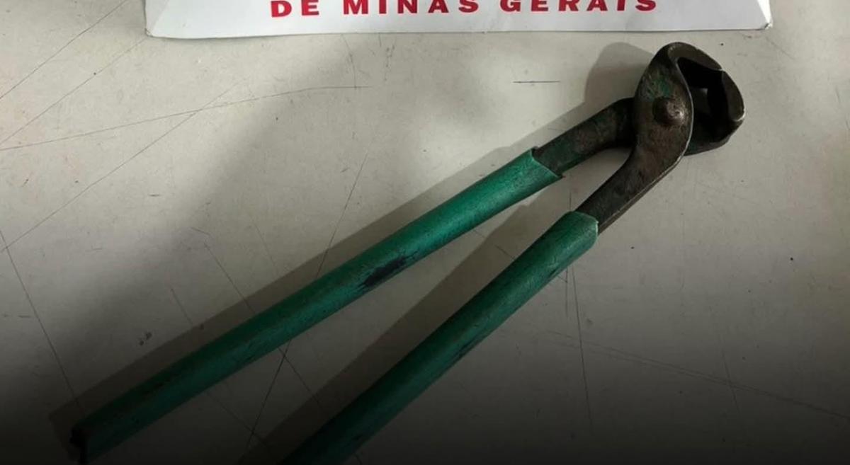 Ferramenta encontrada com o suspeito no ato de retirada de cabos de poste em rua do Parque das Américas  (Foto/Divulgação)