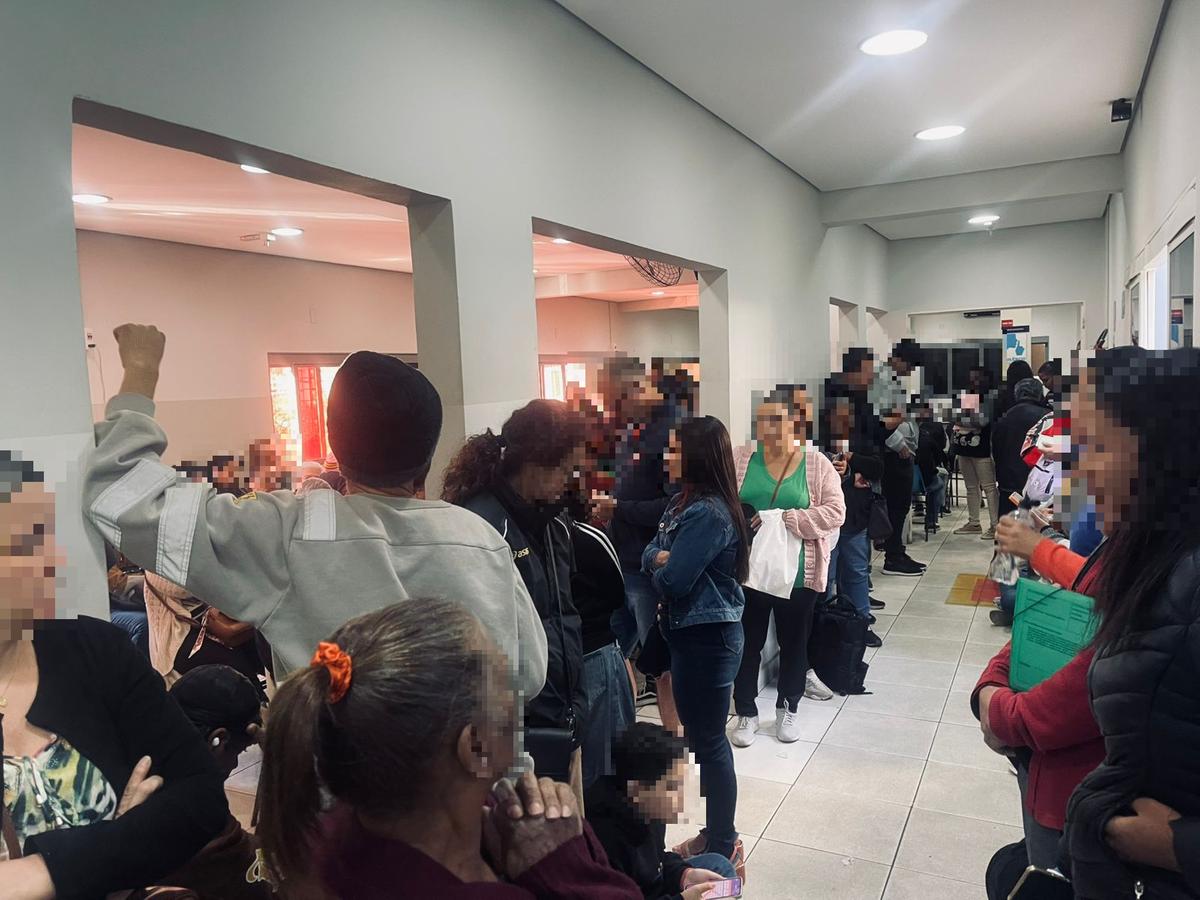 Pessoas aguardaram no interior da unidade, devido ao frio intenso (Foto/Divulgação)