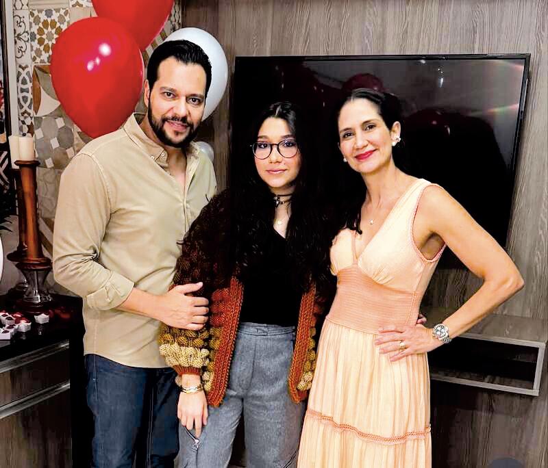 Luiza Pedutti – na foto com seus pais Adriano Peduti e Liziane – vai estudar na Suiça por seis meses (Foto/Arquivo pessoal)