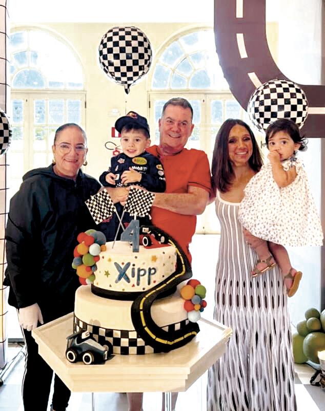 Festão no aniversário de 4 anos do Phillipe, primogênito de Sinara e Públio Emílio Rocha nos jardins e no salão de festas, buffet de luxo da banqueteira Mariza Cury, na foto tambémcom os anfitriões e a princesinha Paolla (Foto/Arquivo pessoal)