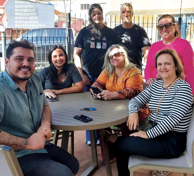 Arquitetos e decoradores acertam os detalhes finais da Casa Shopping em jardim do belo imóvel, que hoje pertence à querida amiga Laila Hueb Cecílio (Foto/Arquivo pessoal)