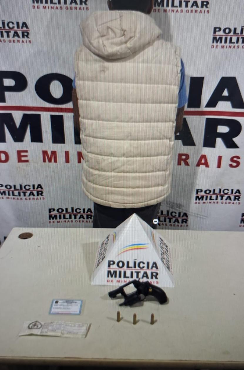 Em consulta ao sistema, foi constatado que se tratava de uma arma furtada, conforme registro anterior. (Foto/Divulgação)