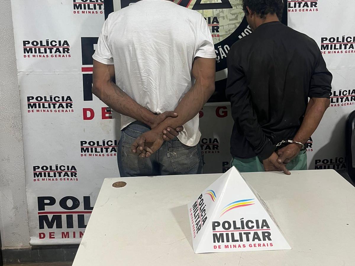 Questionados, eles alegaram que uma terceira pessoa teria dito que poderiam pegar as telhas. (Foto/Divulgação)