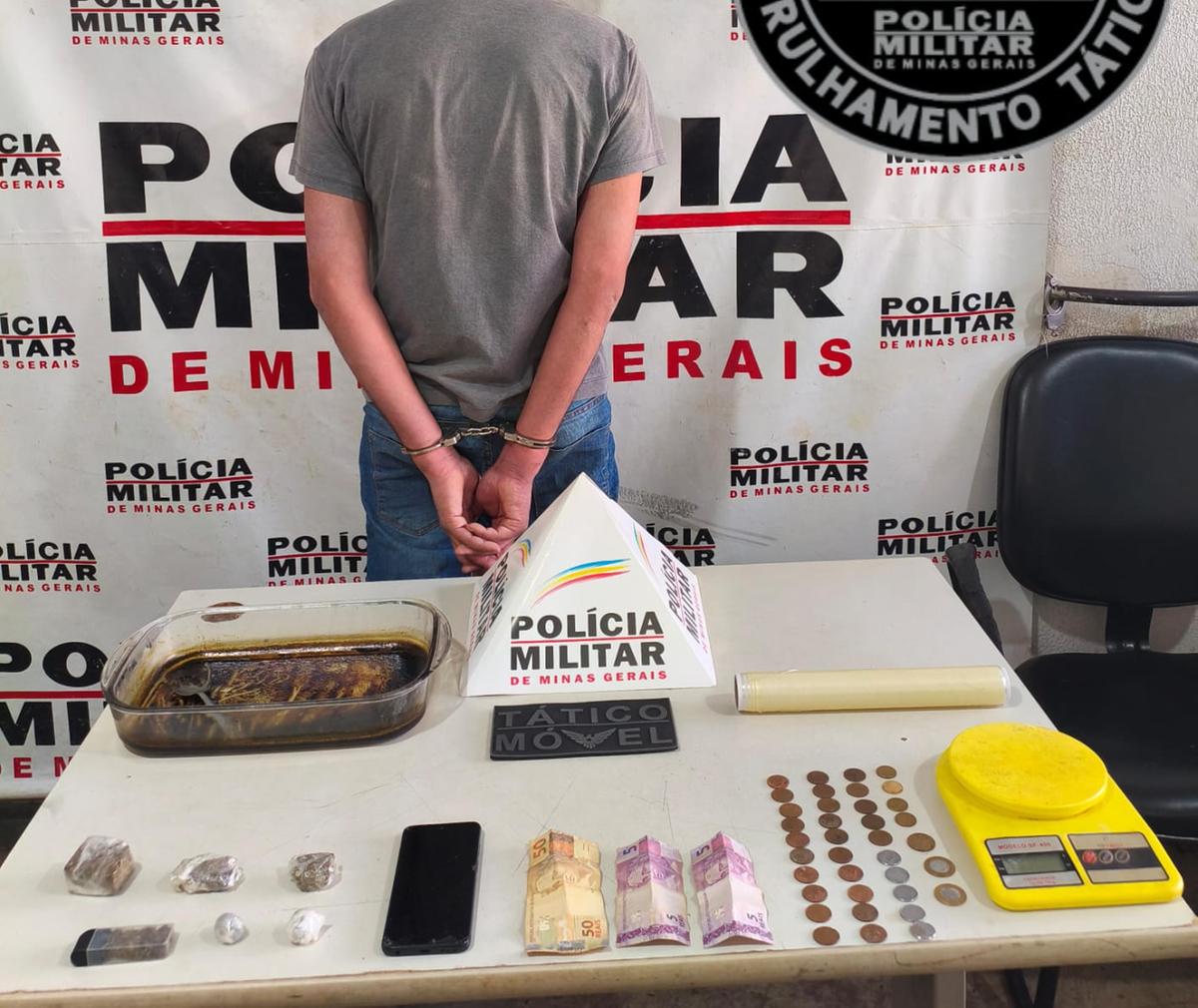 O suspeito resistiu à ação policial, mas acabou contido e preso. 