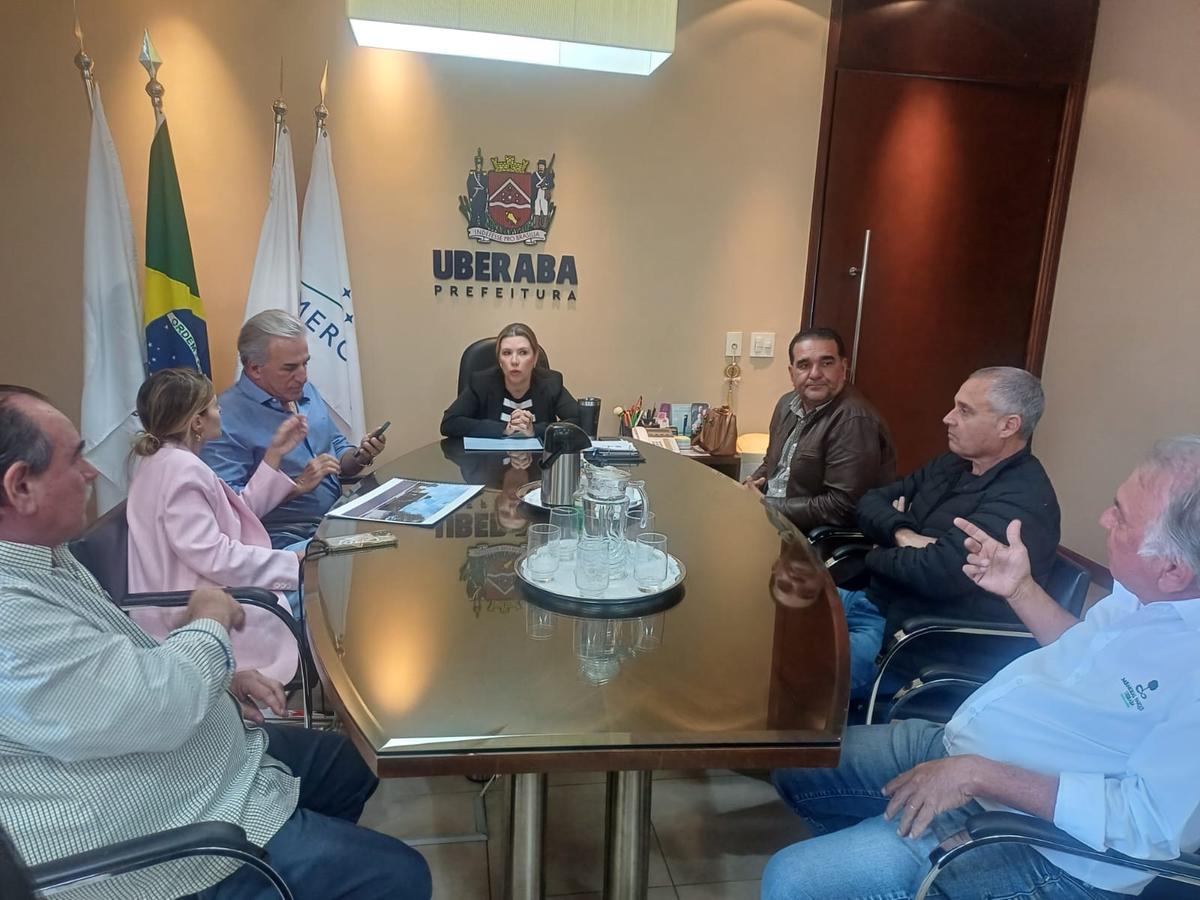 Direção do cemitério e técnicos apresentaram o projeto do crematório pet à prefeita Elisa e ao presidente da Câmara Municipal, Ismar Marão (Foto/Divulgação)