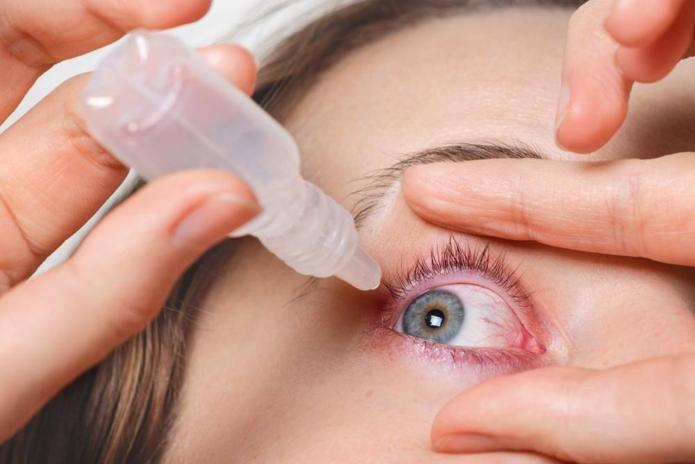 O medicamento oftalmológico, desenvolvido pela biofarmacêutica LENZ Therapeutics, contém aceclidina 1,44% como princípio ativo (Foto/Freepik/Reprodução)