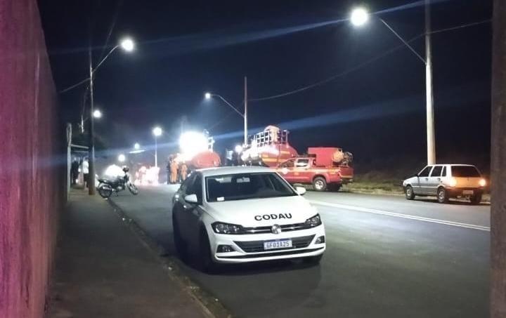 Bueiros exalam fumaça após incêndio atingir rede pluvial no bairro Silvério Cartafina (Foto/Divulgação)