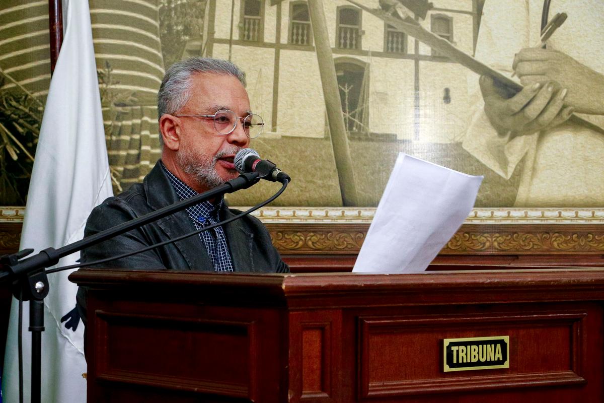Vereador Paulo César Soares China, quando falou sobre o relatório da consultoria realizada a pedido do Sindicato (Foto/Rodrigo Garcia/CMU)
