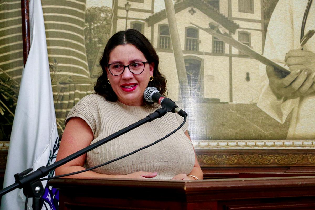 Vereadora Rochelle, na tribuna da Câmara, ao anunciar o seu afastamento por licença-maternidade (Foto/Rodrigo Garcia/CMU)