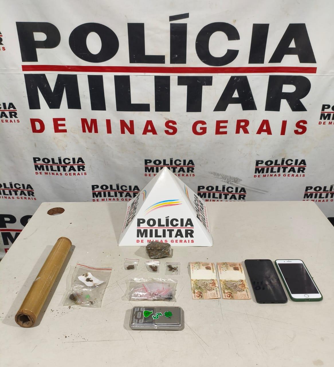 No momento da abordagem, um dos suspeitos tentou arremessar um item por cima do muro de uma residência. (Foto/Divulgação)