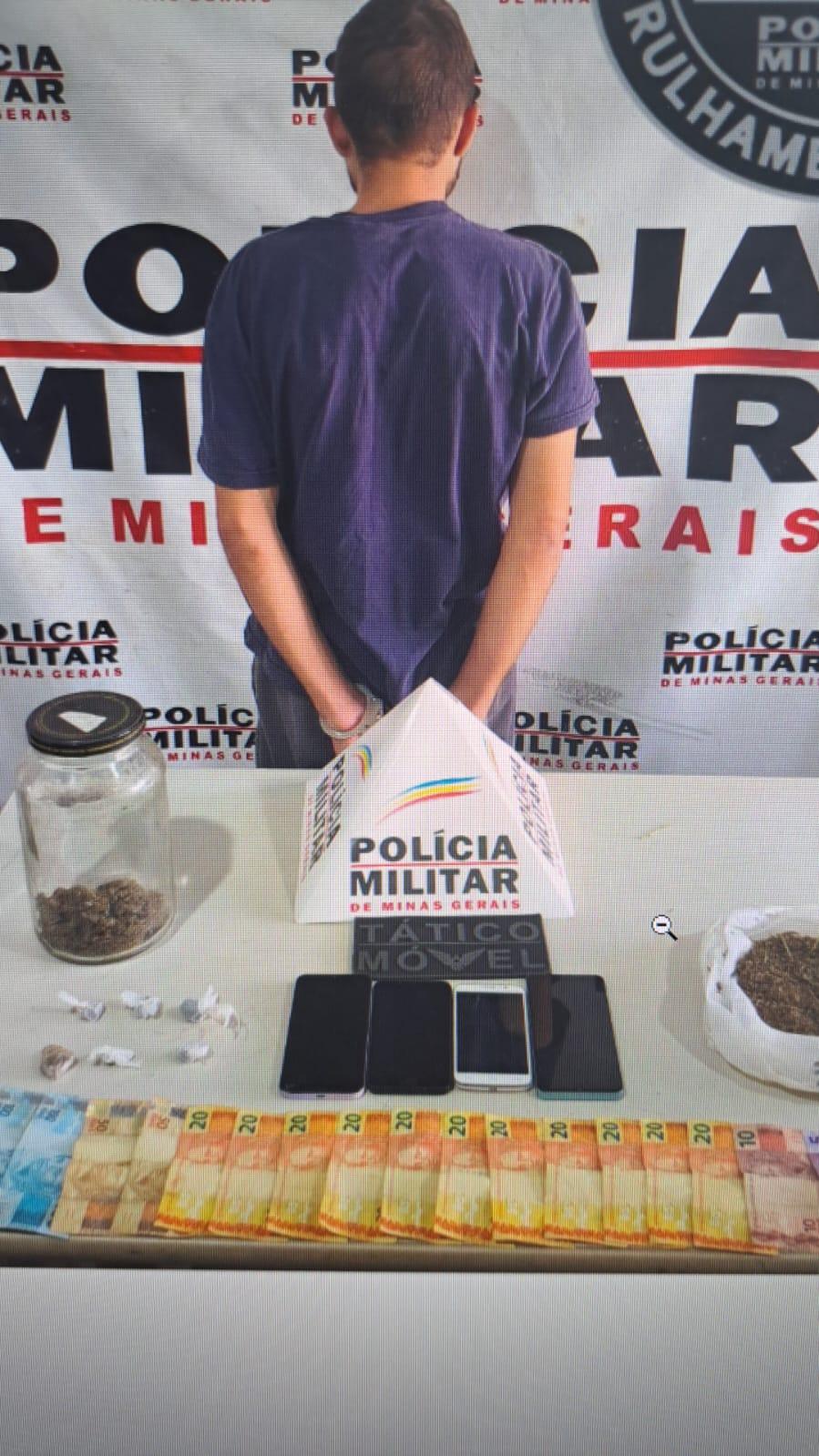 De acordo com o suspeito, os celular estavam com ele como “penhora” de clientes usuários que haviam comprado drogas. (Foto/Divulgação)