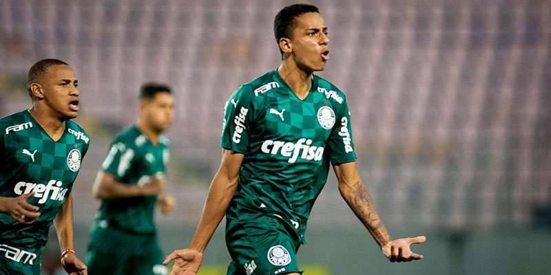 Formado nas categorias de base, Vanderlan chegou ao elenco profissional em 2021 (Foto/Roberto Zacarias/Flamengo)