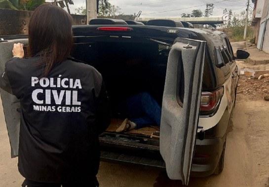Momento da prisão do jovem de 18 anos que produz e armazena vídeos com conteúdo pornográfico infantil (Foto/PCMG)