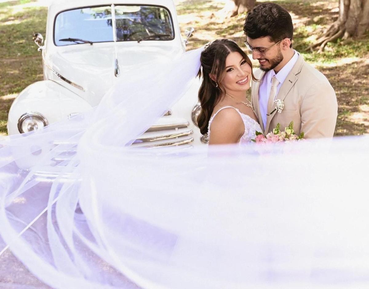 Paulo Vinicius Oliveira de Almeida e Luana dos Reis Almeida foram os noivos do dia 27 de julho em linda e emocionante cerimônia (Foto/Leo e Camila)