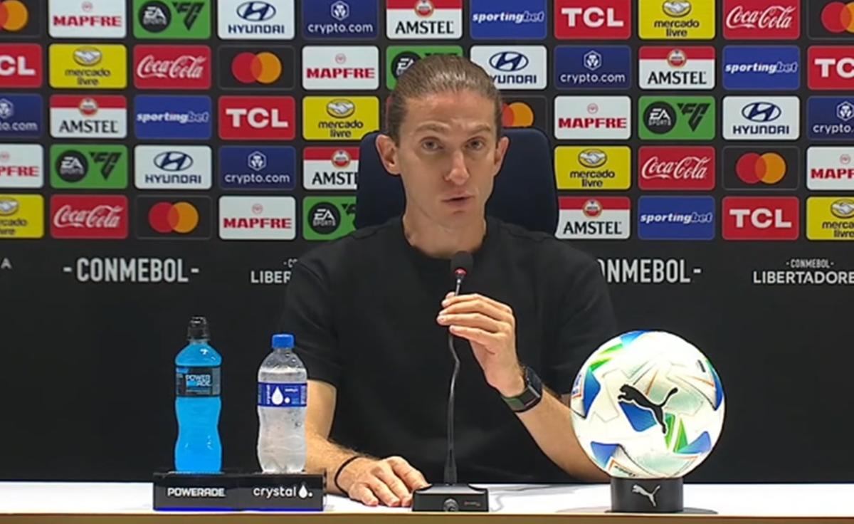 Filipe Luís observa o Flamengo dominar o primeiro tempo, mas vê queda de rendimento no segundo tempo. (Foto/Reprodução de TV)