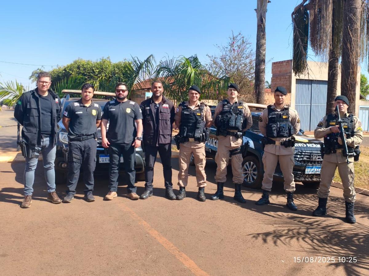 Grupo que atuou na operação em cumprimento de mandados de prisão e busca e apreensão em residência de Pirajuba  (Foto/Divulgação)