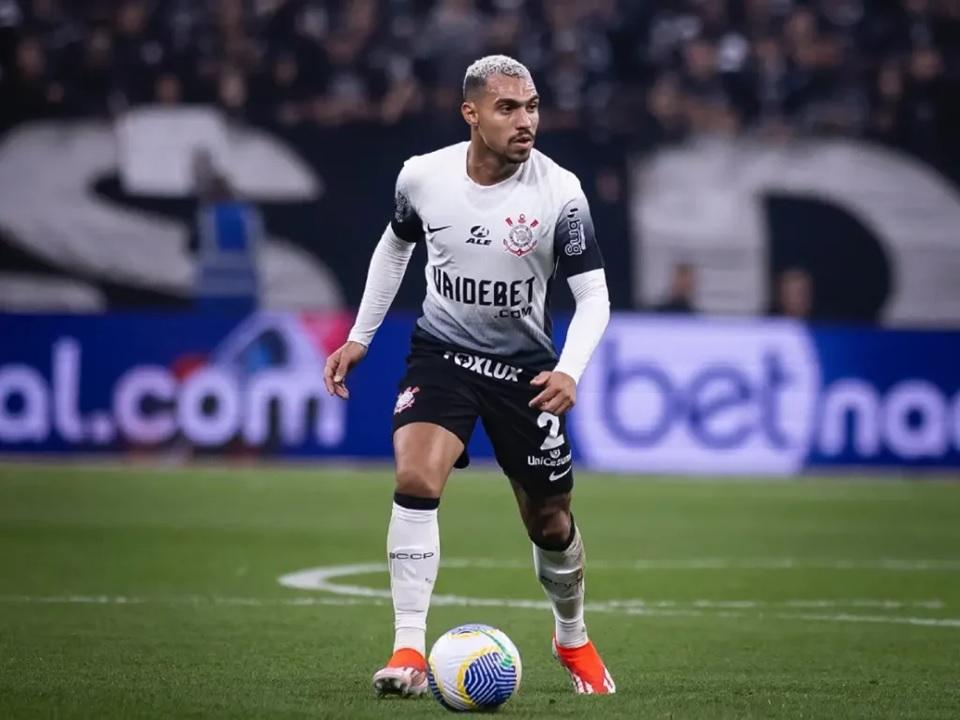 Em jogada atabalhoada, muito arriscada com carrinho dentro da área, Mateuzinho cedeu pênalti que deu vitória ao Bahia (Foto/Matheus França Silva – Corinthians)