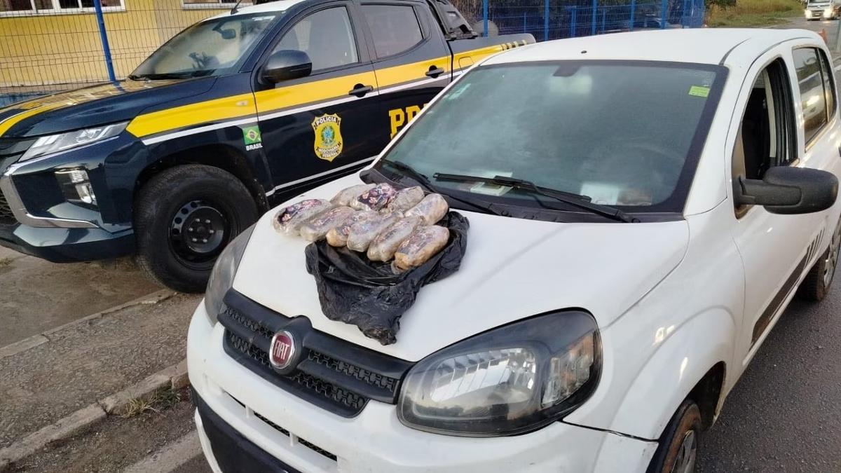 Droga foi encontrada dentro do veículo abordado pela PRF (Foto/PRF/DIVULGAÇÃO)