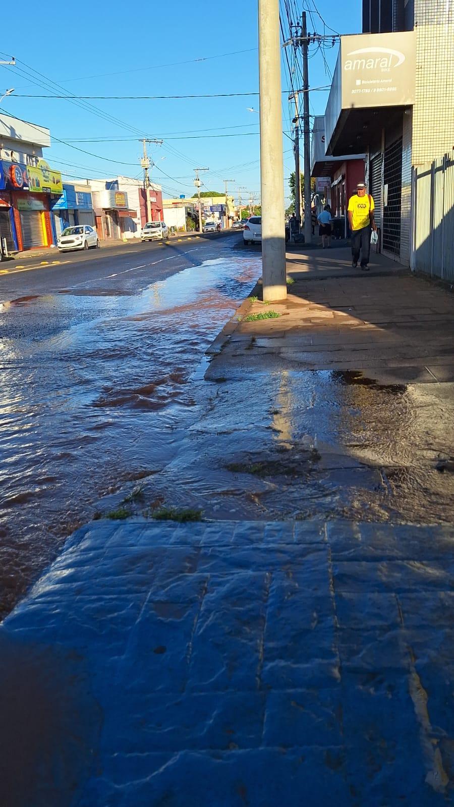Uberaba enfrenta diariamente uma média de 70 a 80 vazamentos nas redes de abastecimento de água (Foto/Divulgação)