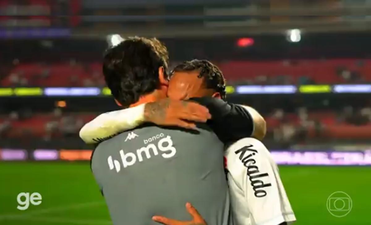Ao apito final, Neymar desabou emocionalmente e foi consolado por Fernando Diniz (Foto/Reprodução TV Globo)