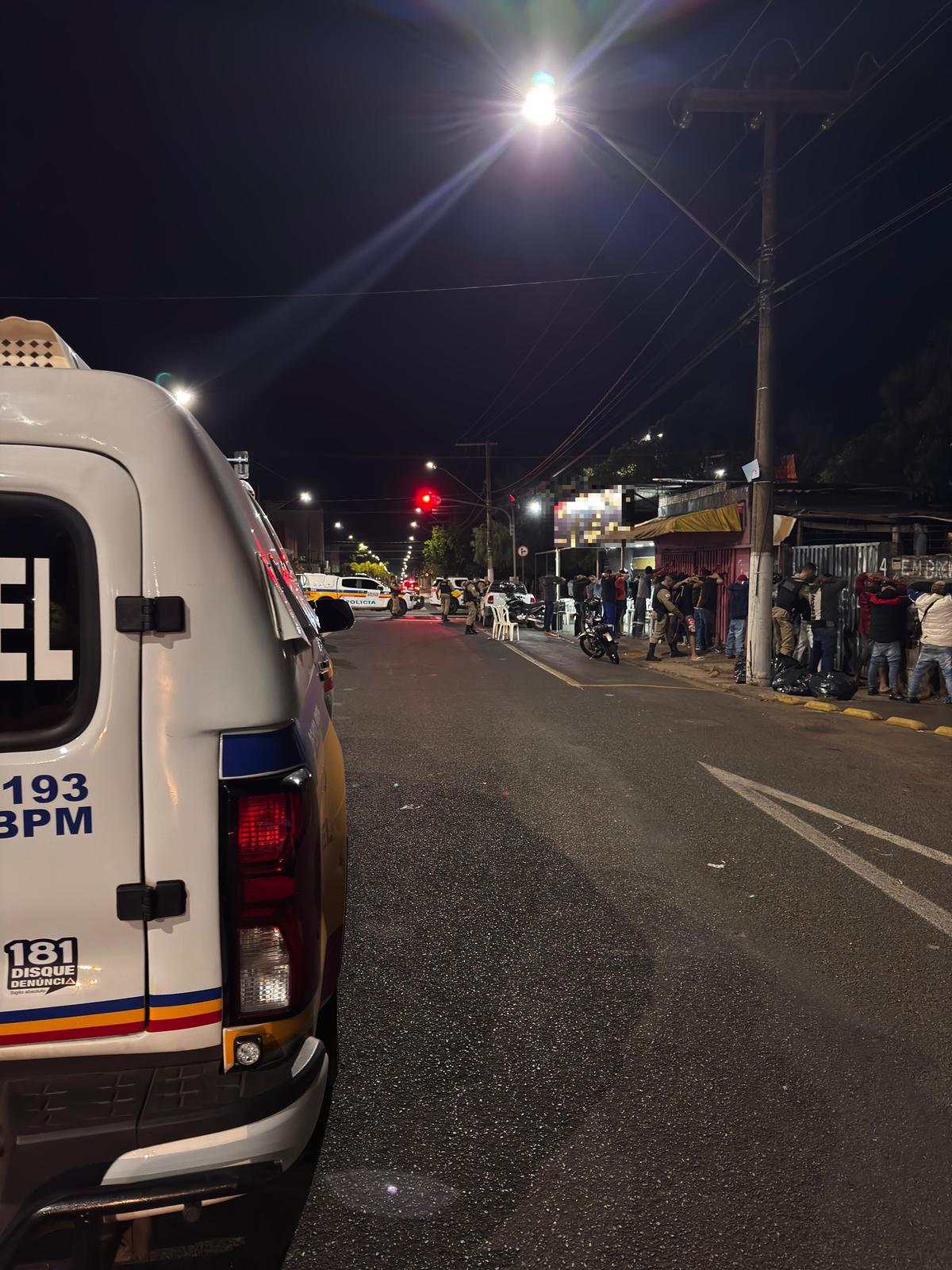 Durante a ação, várias pessoas foram abordadas e tiveram seus antecedentes criminais verificados. (Foto/Divulgação)