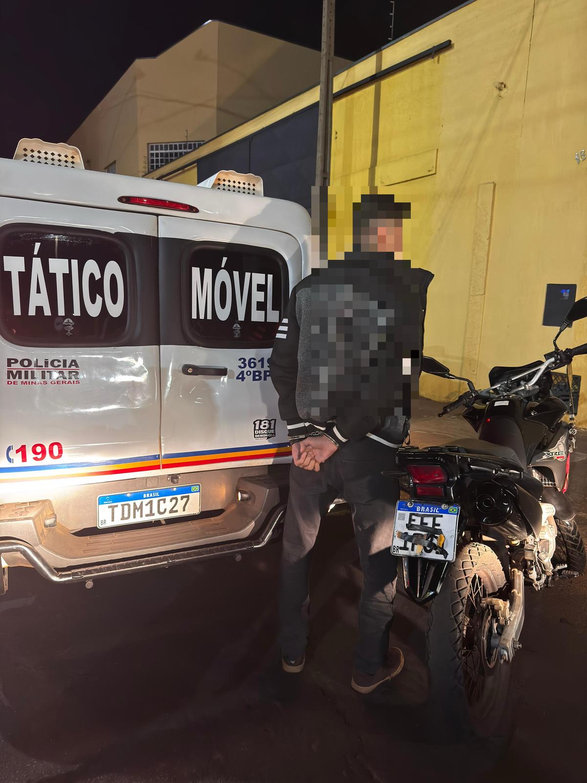 A placa da motocicleta estava parcialmente coberta com fita isolante, dificultando a identificação. (Foto/Divulgação)