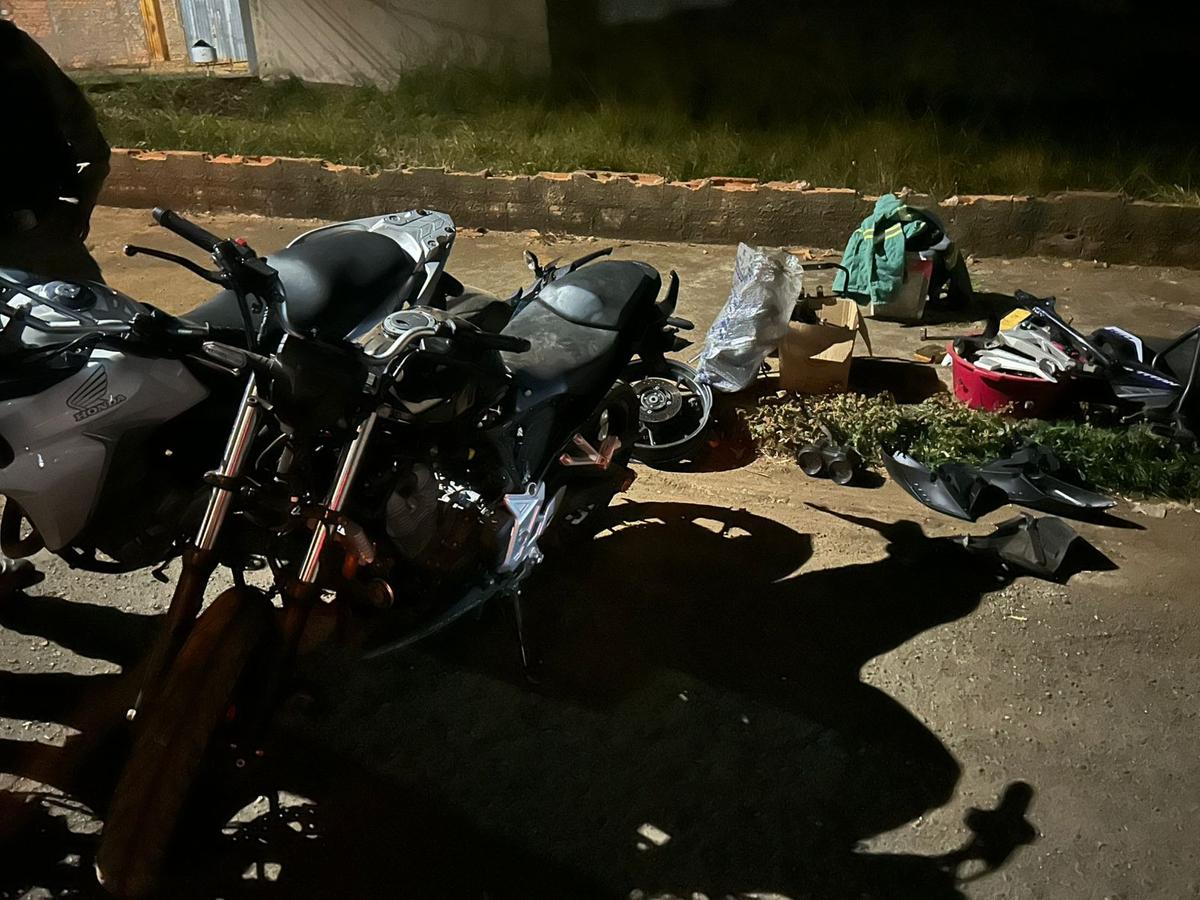 Com a dupla, os militares apreenderam uma marreta e uma peça metálica ponteaguda utilizadas para danificar a ignição. (Foto/Divulgação)