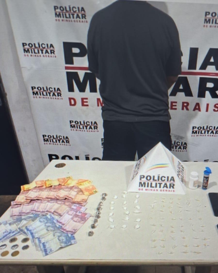 O homem foi preso com drogas e dinheiro após denúncia. (Foto/Divulgação)