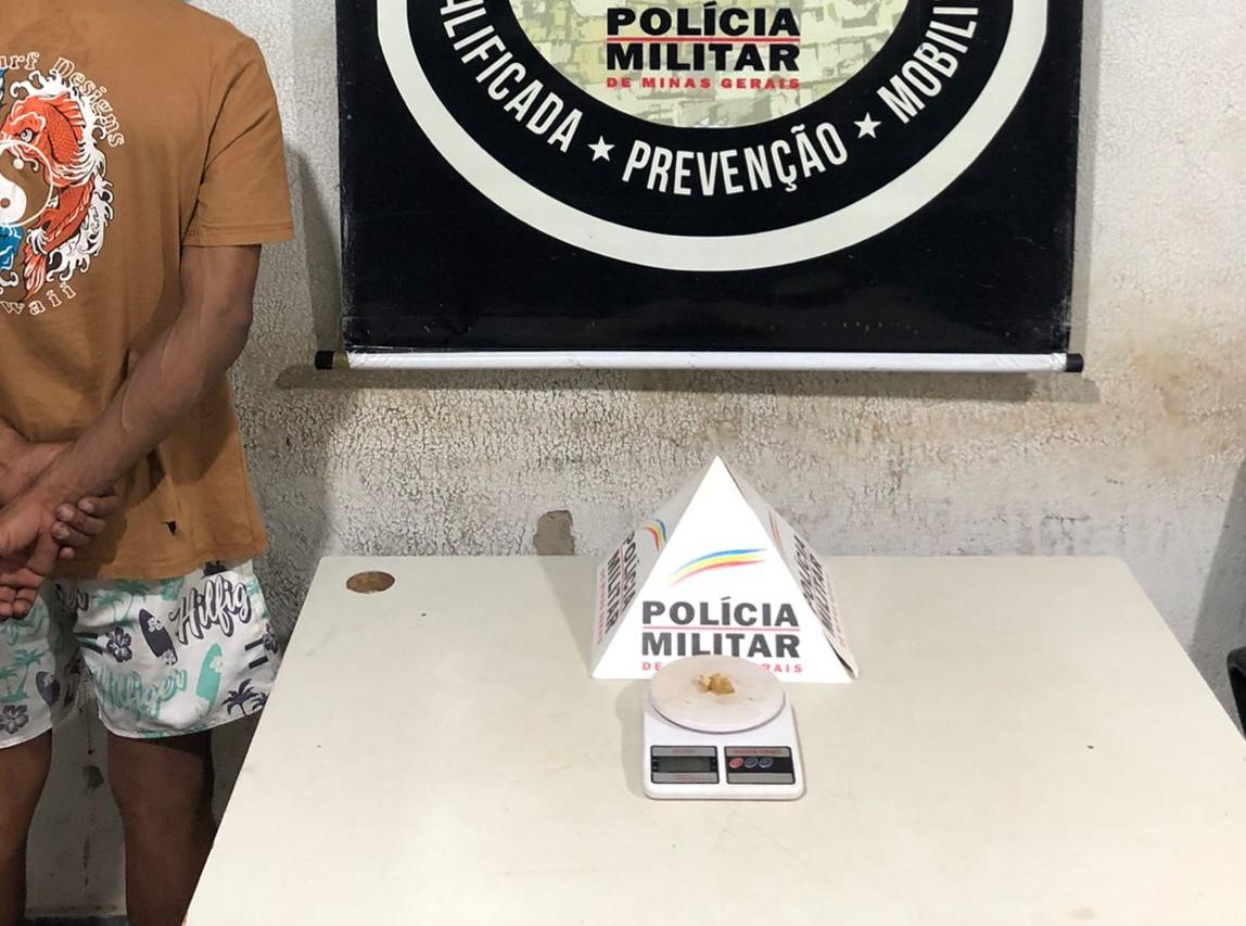 Com ele, os policiais encontraram 14 buchas de maconha, uma balança de precisão e R$ 8,00 em espécie. (Foto/Divulgação)