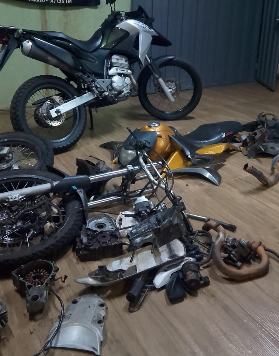 Polícia encontrou pistolas, revólveres, munições e motocicleta adulterada durante operação no bairro Jardim Itália. (Foto/Divulgação)