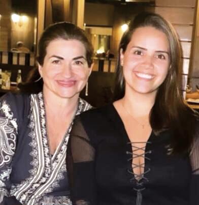 Mãe e filha queridas, Bia e Julia Tahan – aniversariantes de 8 e 17 de agosto - curtem as datas em praia privé no Nordeste (Foto/Arquivo pessoal)