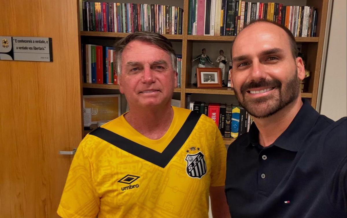O indiciamento de Jair Bolsonaro junto a seu filho Eduardo foi enviado pela PF ao STF (Foto/Reprodução/Facebook @bolsonaro.enb)