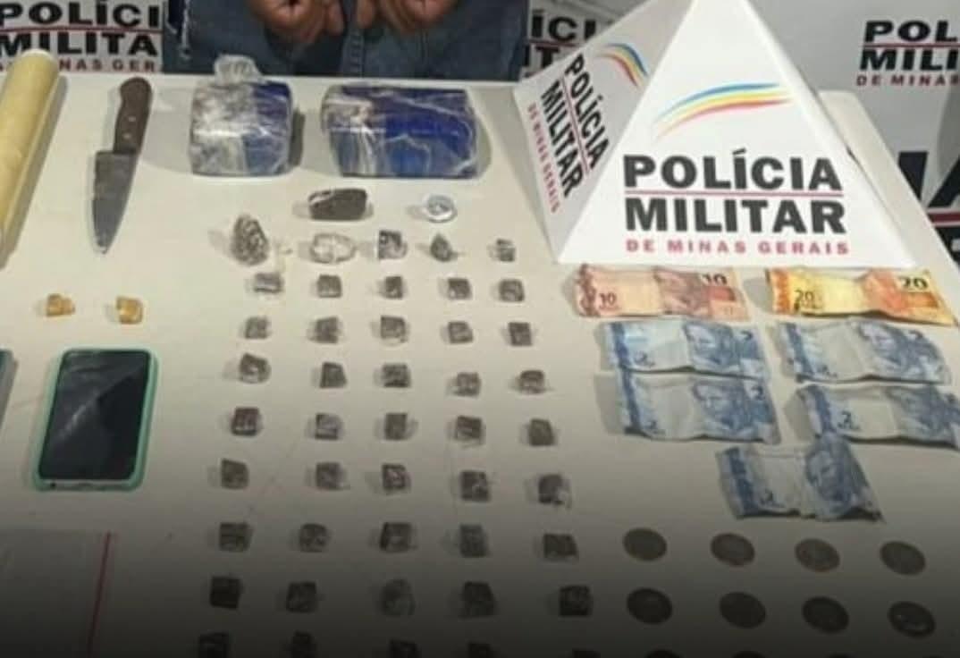 As porções de drogas e demais materiais inerentes ao tráfico de entorpecentes foram apreendidos e levados com o suspeito para a delegacia  (Foto/Divulgação)