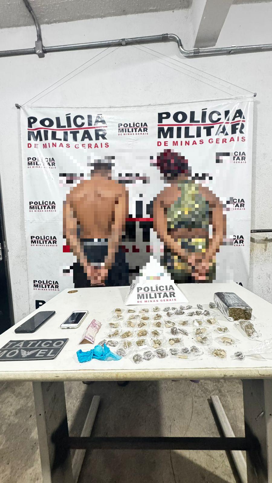 No momento da prisão, mensagens em tempo real mostravam clientes encomendando entorpecentes, reforçando a suspeita de que o casal mantinha uma rede de distribuição pelo bairro. (Foto/Divulgação)