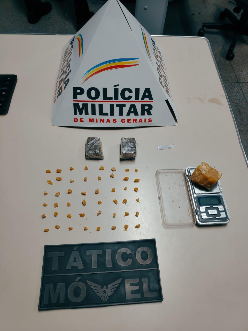 Denúncia anônima levou PM até a residência usada como ponto de drogas; traficante tentou fugir, mas acabou preso. (Foto/Divulgação)