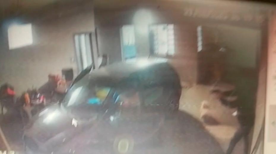 Imagens de câmeras de segurança mostram o momento em que assaltantes invadem a garagem e rendem o casal em residência no bairro Marajó 1 (Foto/Reprodução)