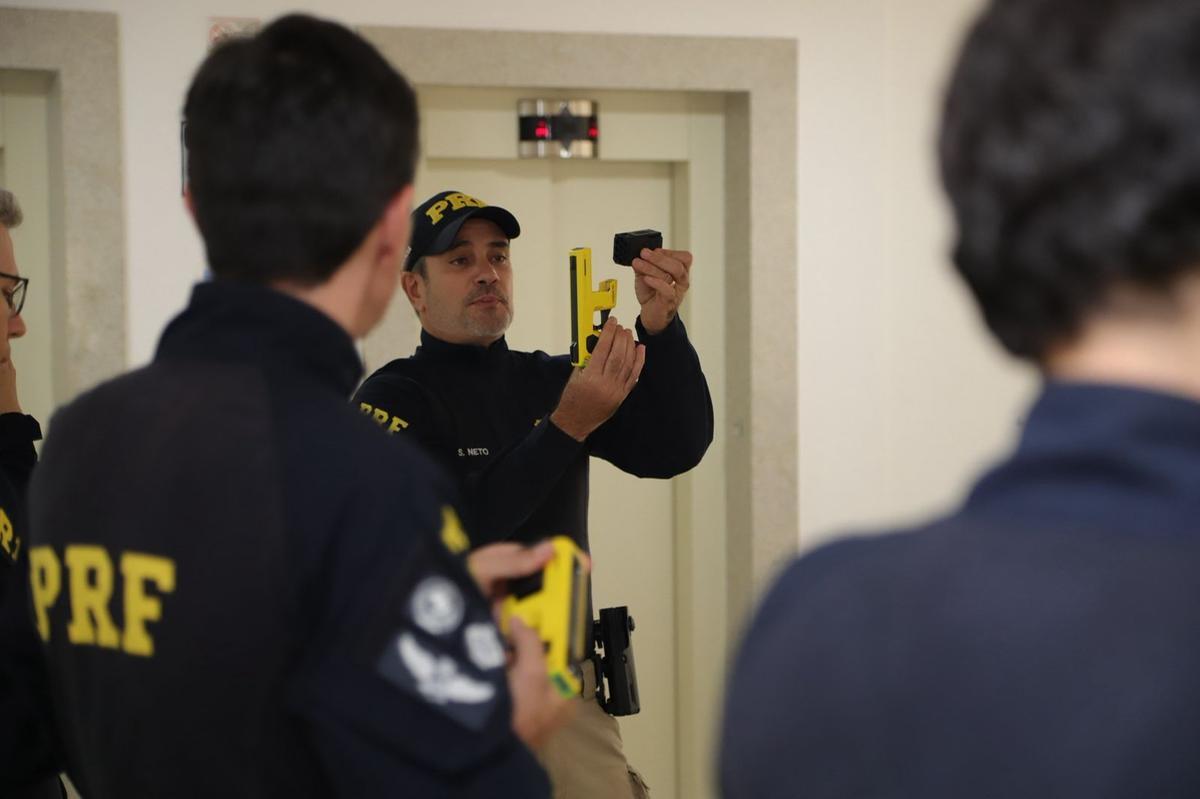 Agentes participam de treinamento com o dispositivo Taser 10, equipamento de menor potencial ofensivo utilizado em situações de risco (Foto/Divulgação)