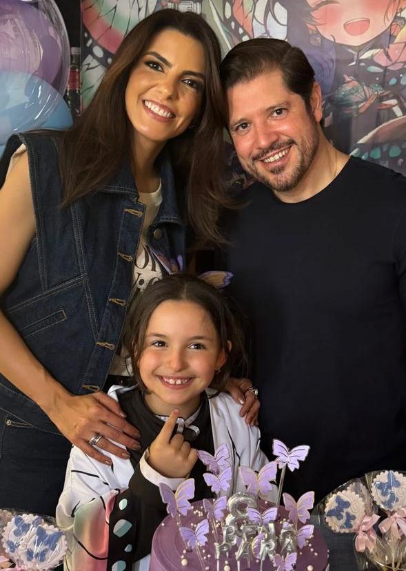 Ciça completou 8 anos, na foto com os pais Adriana Treme e Renata Abrão, uma festa linda preparada pela mamãe e para aniversariante para bem receber as amigas para uma tarde de muitas brincadeiras e alegria (Foto/Arquivo pessoal)