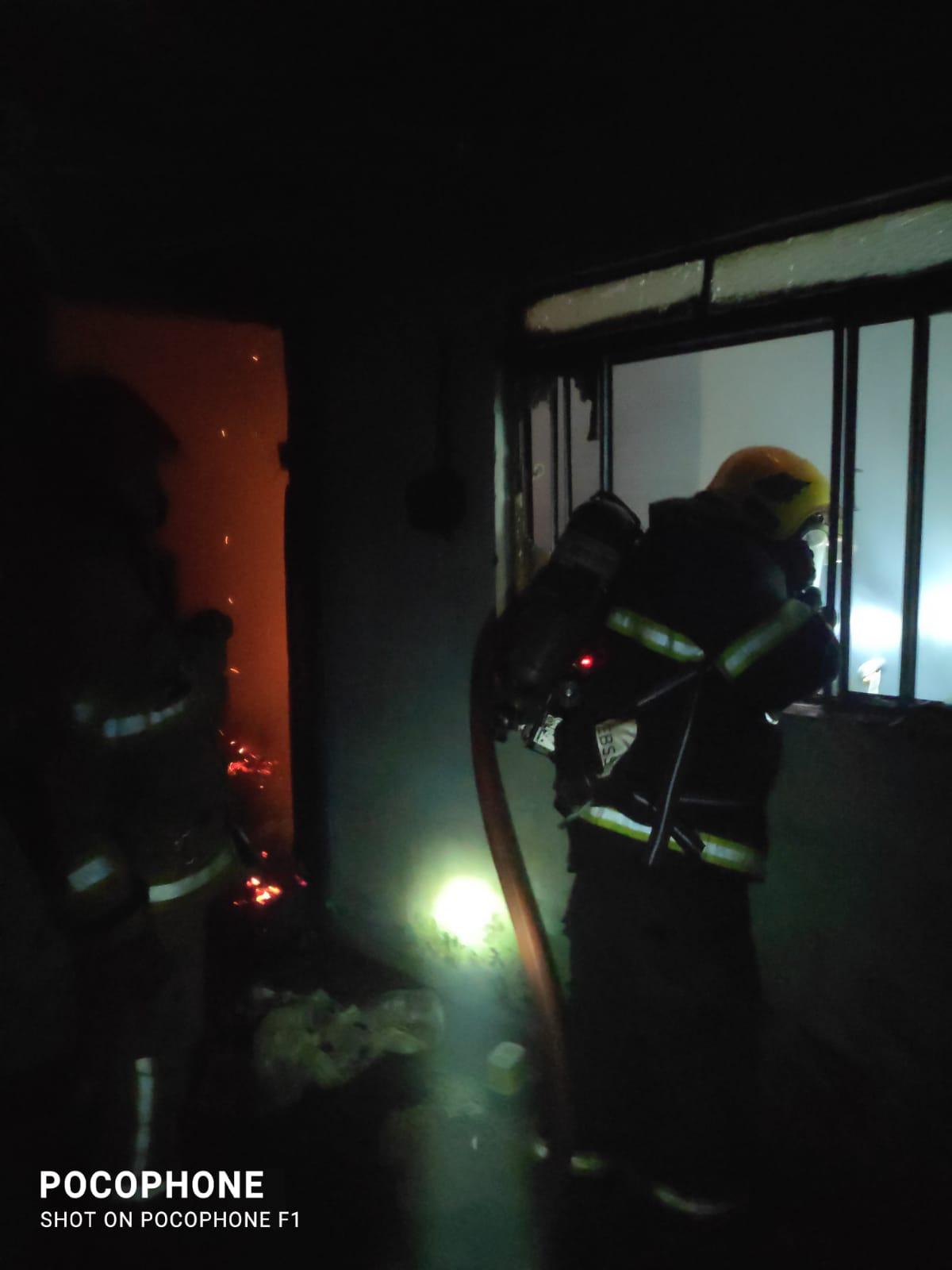 O incêndio provocou a destruição de dois armários, um fogão, uma cama, roupas, além de comprometer o telhado de amianto, madeiramento, fiação elétrica e forro (Foto/Divulgação Corpo de Bombeiros)