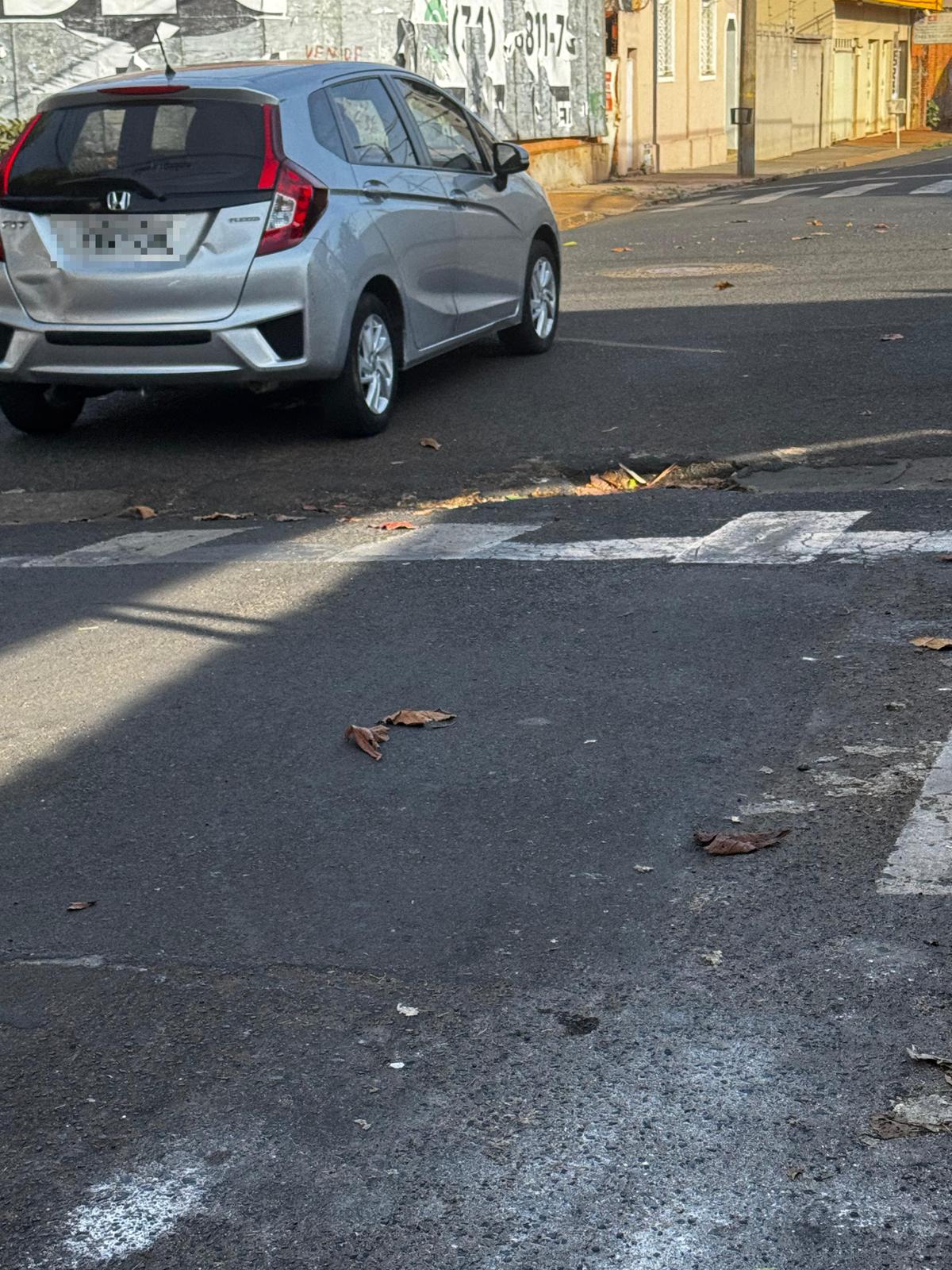 Ouvinte da Rádio JM relata que tem sinalizado no Waze há dez dias um buraco no bairro Estados Unidos, mas, apesar da promessa de agilidade no reparo, o problema persiste (Foto/Ouvinte Rádio JM)