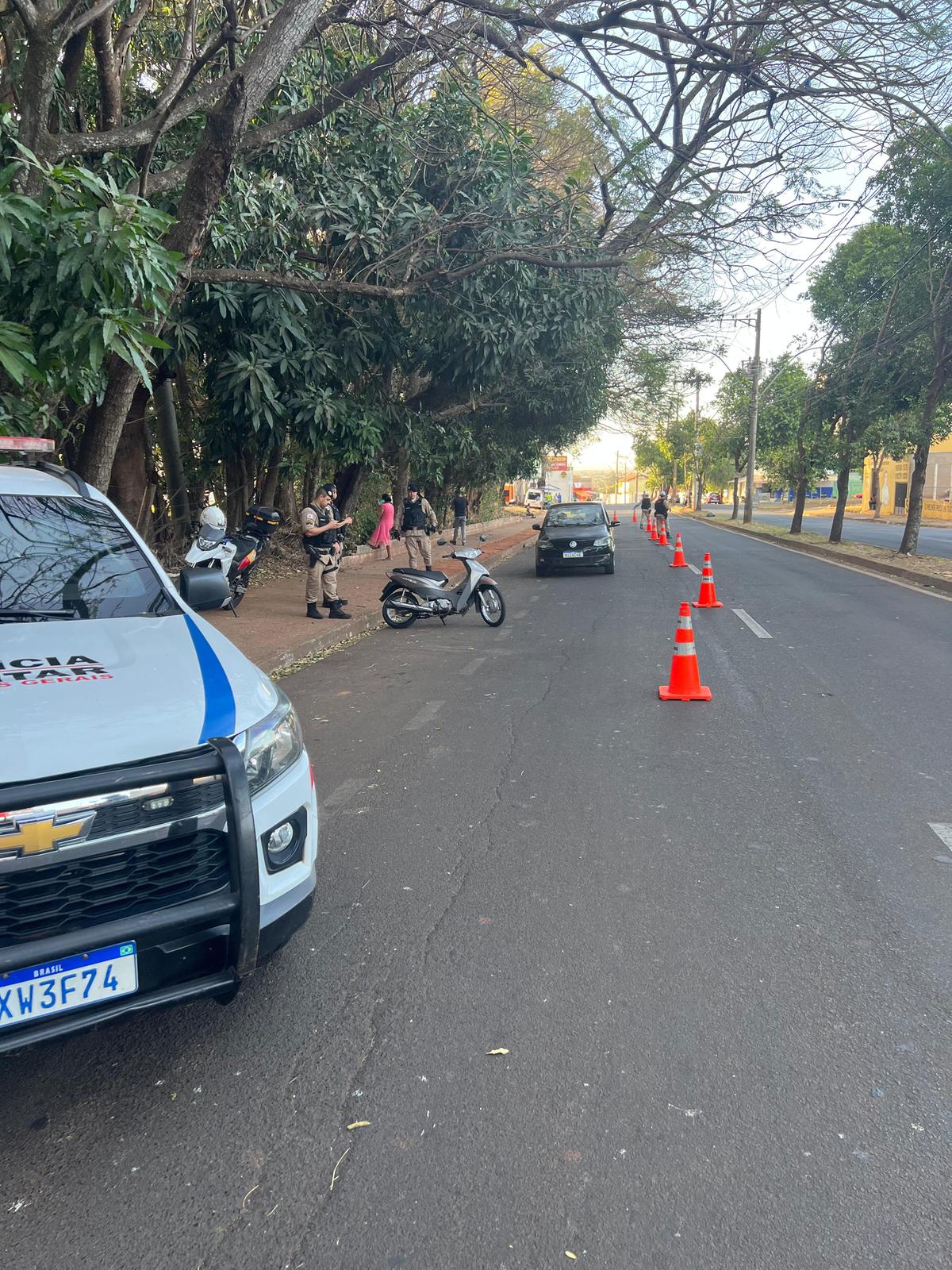PM faz blitz conjunta e remove veículos por escapamento barulhento e falta de habilitação. (Foto/Divulgação)