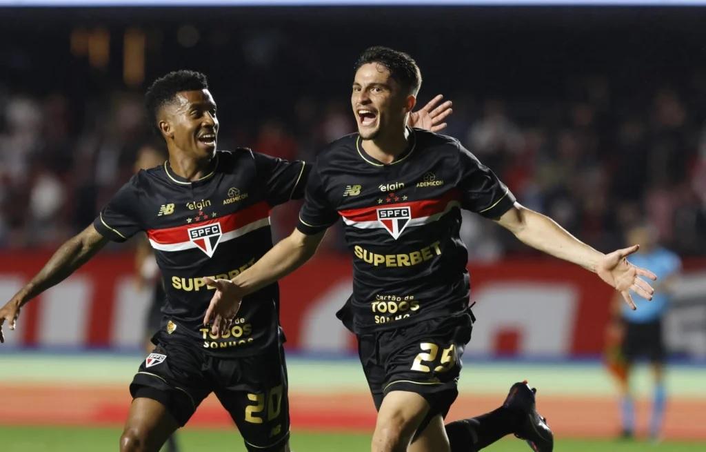 Tricolor vence o Galo e mantém vivo o sonho de retornar ao grupo dos seis primeiros do Brasileirão (Foto/Rubens Chiri/SPFC)